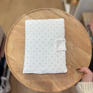 Protège carnet de santé gaze de coton coeurs beige