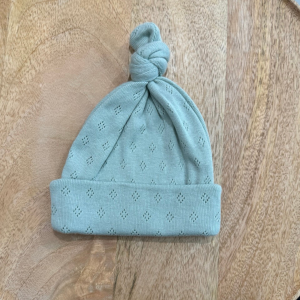 Tête de lylotte – Bonnet de naissance vert sauge