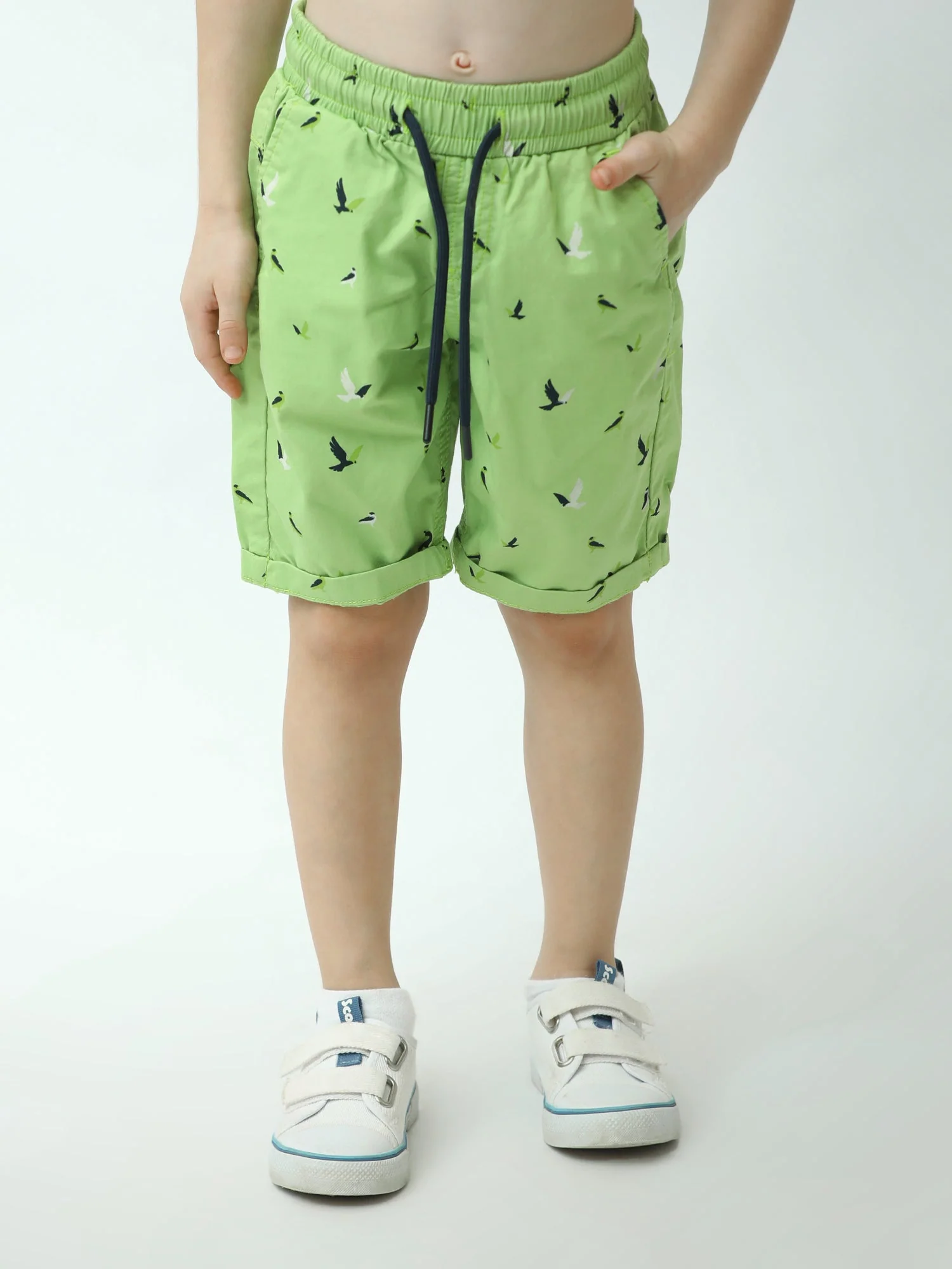 Short garçon vert fluo imprimé oiseaux avec poches et cordon - SHR24SGBS75309MB1 – Image 2