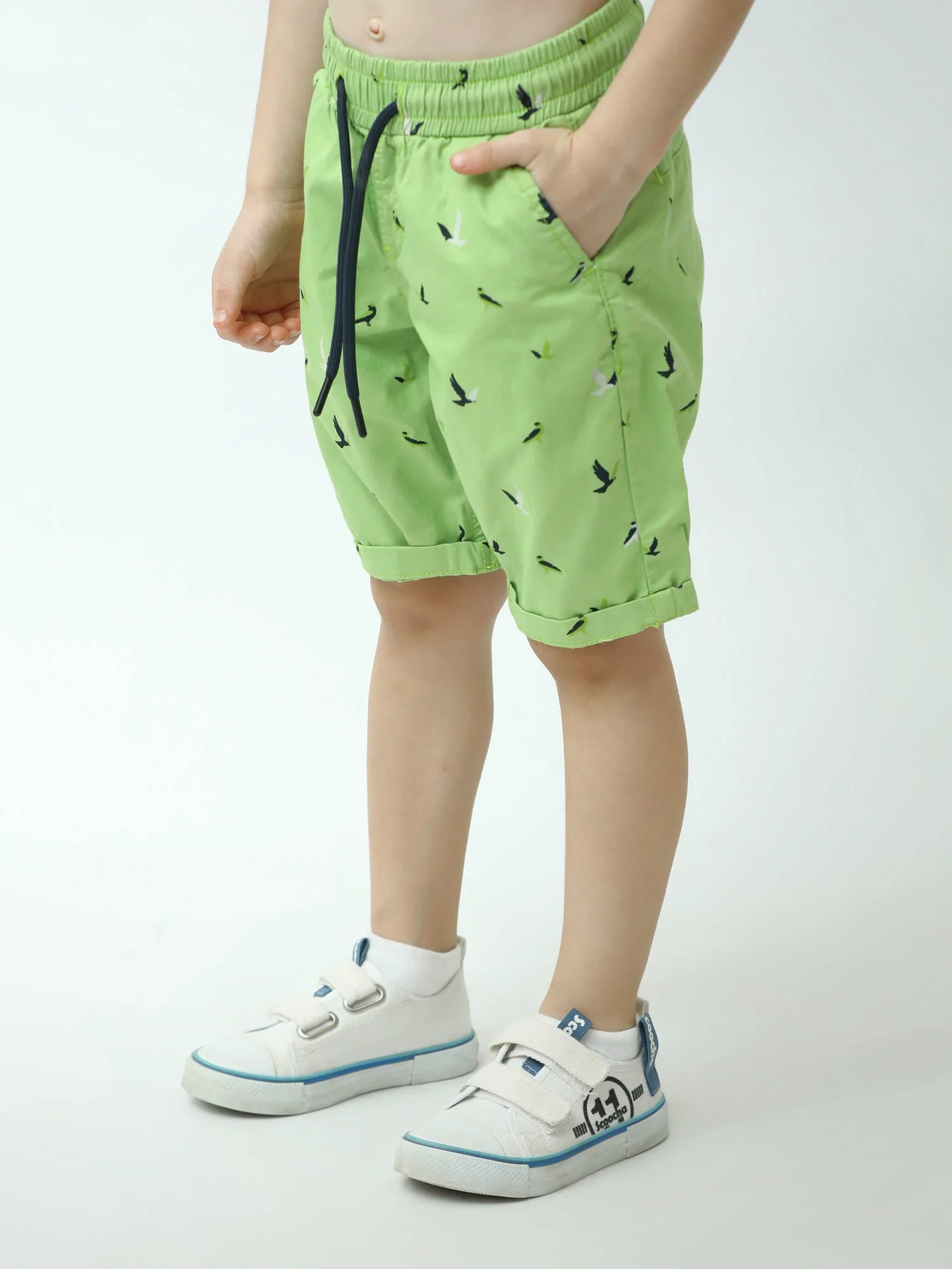 Short garçon vert fluo imprimé oiseaux avec poches et cordon - SHR24SGBS75309MB1 – Image 3