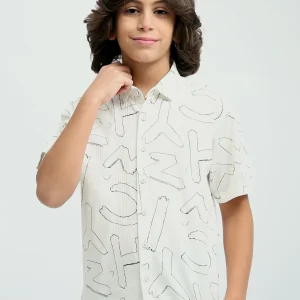Chemise enfant au design moderne avec imprimé typographique – SSH24SACR19420TB1