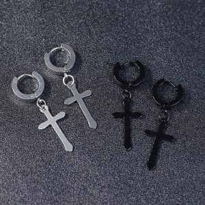 Boucle d&rsquo;oreille avec une croix